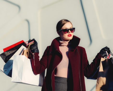 Online_shopping En kvinde med en masse indkøbsposer skal symbolisere virkningen af en god kategoritekst.