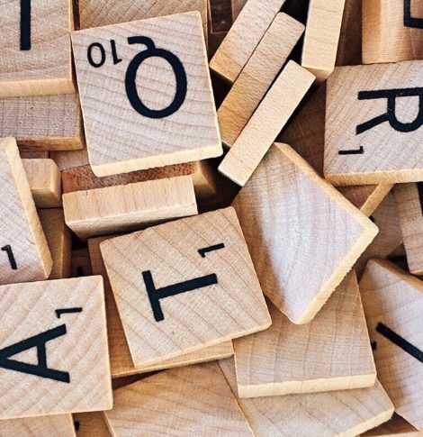 En bunke træbrikker med bogstaver, som illustrerer de valg man skal tage, i sin tone of voice